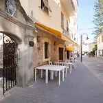 Apartmán Guesthost - A Step From The - Roomy With Sea Glimpse