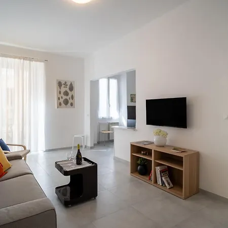 公寓 A Step From The - Roomy With Sea Glimpse *