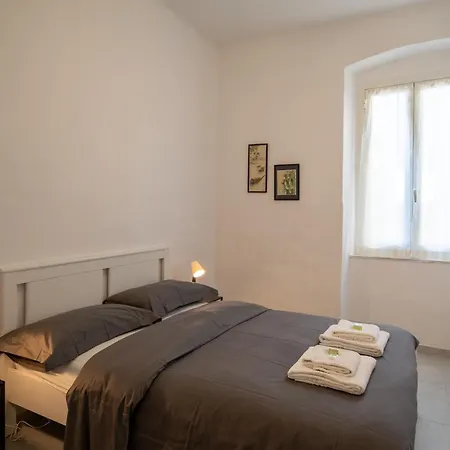 A Step From The - Roomy With Sea Glimpse 公寓