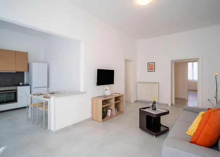 A Step From The - Roomy With Sea Glimpse 아파트 *